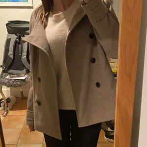 Kappa - Säljer min så så fina beiga kappa köpt på H&M. Storlek 44 men sitter bra på mig som oftast har 36/38 i jackor! Inga defekter utan säljer endast för att jag inte använder den❤️ Köparen står för frakten!!