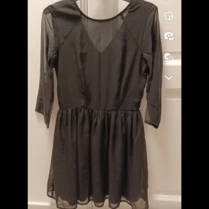 Klänning  - En jättefin klänning, passar både som en vanlig klänning och ”festliga tillfällen” . Inga skador