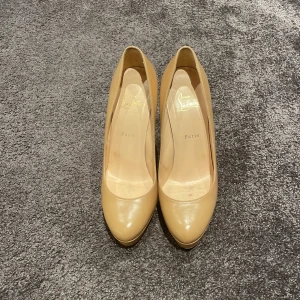 Louboutin  - Något slitna under, i övrigt jättebra skick. Stl 40,5