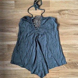 Halterneck  - Blågrönt linne i halterneck modell. Felfri 