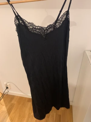 Fin klänning  - En jättefin klänning som Man kan ha under en stickad tröja eller bara som den är. 