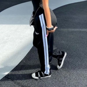 Palm Angels byxor  - Säljer nu mina superfina och sparsamt använda palm angels byxor 🩷 Köptes av en tjej för 2700kr - säljes för 2000, vid snabb affär 1800kr🩷 Äkthetsbevis i form av QR-kod i byxan finns. GRATIS FRAKT!🩷