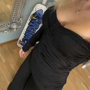 Svart tröja - En vacker tröja ifrån forever 21 som är i storlek M men sitter som en S💗 har en zip up grej så det är lätt att ta på sig den även fast den sitter ganska tight