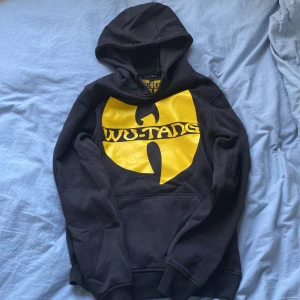 Wu-Tang Hoodie - Fet Wu-Tang hoodie.  - Size Small - Helt Tryck 