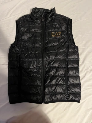 EA7 Väst - Västen är i nyskick, inga skador eller någonting. QR kod finnas att skanna. 