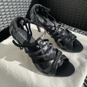 Svarta klackskor - Helt nya o oanvända svarta klackskor! Om det var min strl skulle jag använt dom själv :/