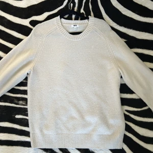 Kashmirtröja  - Skön UNIQLO kashmir tröja som är nästan helt oanvänd - skick 9/10 Passar både M och L  Nypris 800 