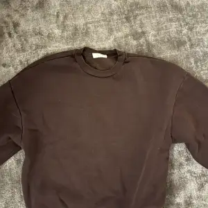 En brun sweatshirt i storlek XS