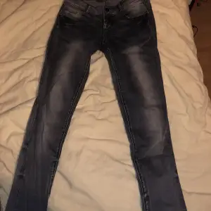 Gråa Vero Moda jeans Storlek 26/32 