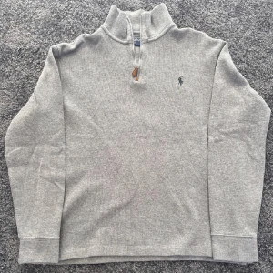 Polo - Tja, säljer nu min stilrena polo tröja som är sparsamt använd. Skicket är 10/10 och nypris ligger på 1200kr