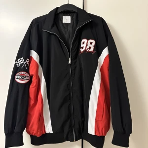 Bomberjacka - Använd 1-2 gånger, helt ny-skick. Strl M. Köptes i Australien för ca 900kr, säljer för 300kr.