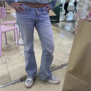 Lågmidjade ljusblå jeans  - Säljer dessa supersnygga lågmidjade jeansen. De är i en ljusblå färg som är så snygg!! Midjemåttet är 80cm och innerbenslängden är 77❤️