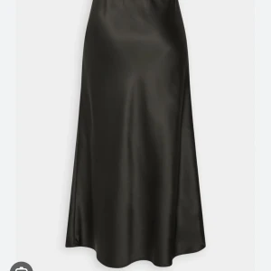 Satinkjol - Helt ny, aldrig använd. Strl M, köptes i somras från Gina för 350kr, säljer för 200kr.