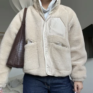 Jacka - Säljer denna superfina teddyjackan som är perfekt nu till hösten och vintern, varm och gosig!💗nyskick,