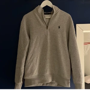 Ralph lauren half zip - Ralph lauren half zip i storlek M, skick 10/10 säljer den eftersom att den sitter för liten på mig. Ordinarie pris 1795 säljer den för 1000. Skriv om du är intresserad.
