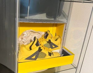 Jordan 4 lightning  - Säljer min jordans 4 storlek 9 eu 42,5. Köpta i Usa. Änvända två gånger. Byten kan vara intressant. Har du några frågor tveka inte att höra av dig.