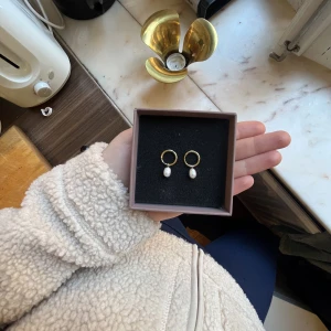 PERLA HOOPS GOLD  - Jättefina örhängen i guld från Edblad som inte kommer till någln användning just nu. Orginal pris är - 349 kr. Skriv för frågor osv. Tryck inte på köp nu innan jag sagt det ❤️🙏🏼pris kan pratas 
