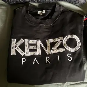 Säljer en kenzo tröja då ja inte använder den mer kvaliten är 10/10 den passar S med fler bilder eller fråga är de bara att höra av sig. 