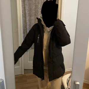 Sail racing, jacka storlek M - Säljer min jacka då den är för stor på mig. Går ner i pris vid snabb affär!! Köptes förra året och har använt bara en vinter. Jackan är nästan som ny🤍🤍 säljer den egentligen för 2000 kronor men går ner till 1500 idag och imorgon 🤍🥰