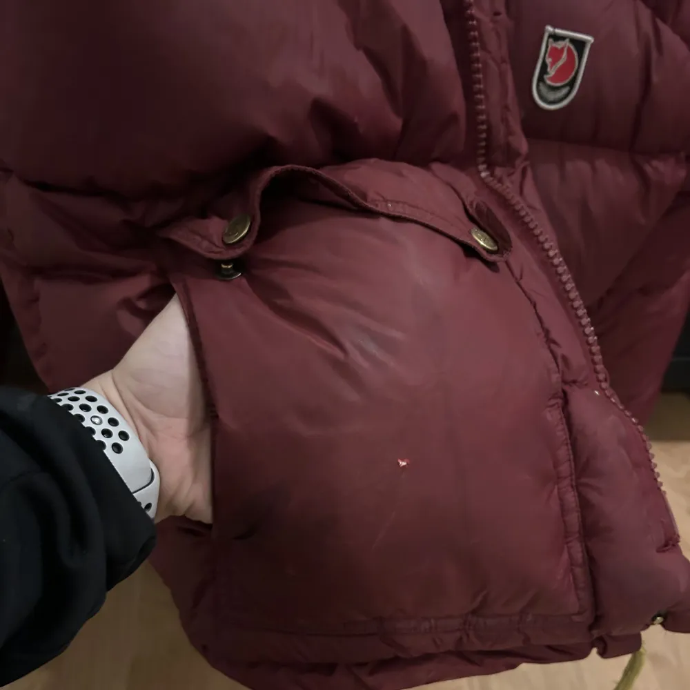  fjällräven expedition down i den tjockare modellen, De är en äldre jacka så den har några små defekter därav de billiga priset,dunet är som nytt så den är likafluffig som en ny! Nypris 9000 Det är storlek xs men sitter som en medium  Pris kan diskuteras . Jackor.