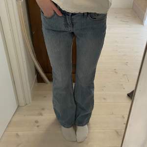 Lågmidjade flare jeans från Brandy Melville!😊🌸Endast använda några gånger. Midjemått: 72cm Innerbenslängd: 80 cm. Fråga gärna om du undrar över något!💞