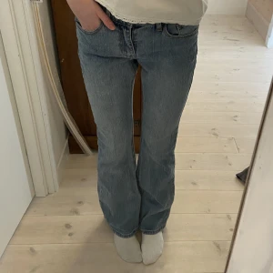 Lågmidjade jeans - Lågmidjade flare jeans från Brandy Melville!😊🌸Endast använda några gånger. Midjemått: 72cm Innerbenslängd: 80 cm. Fråga gärna om du undrar över något!💞