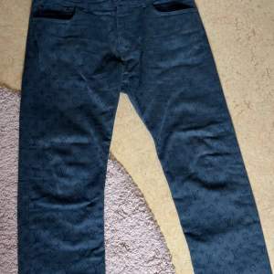 Lv jeans Skick: 8,5/10  Storlek: 33 i midjan  Pris: 5000kr Köpta på garmsmarket digitalt kvitto finns 