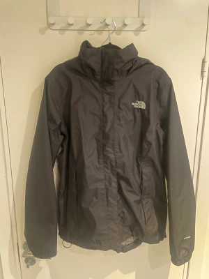 North face regn jacka  - Regn jacka i storlek L för dam, kan även passa män. Använt få gånger, bra skick. Skriv för mer info 