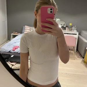 Zara tröja  - T-shirt från zara i ribbat material🫶kom gärna med prisförslag 💗