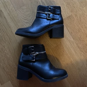 Boots - Svarta låga boots med spännen, knappt använda!