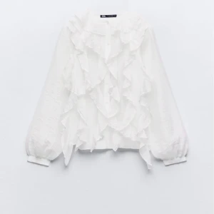 Blus🤍 - En super fin blus som nu är slut i lager från zara jag har aldrig använt och därför är den som helt ny! Skriv för flera bilder!💕