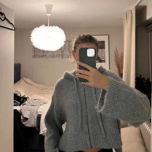 Kofta - Blå stickad kofta med luva, super mysig och varm. Perfekt till hösten och vintern när man vill gosa ner sig i något