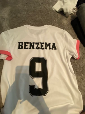 Real madrid tröja - Säljer min benzema tröja i storlek XXS. Skulle säga att den passar allt från XXS-S. Priset kan diskuteras💞skriv privat för mer info/ bilder!