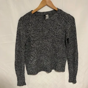 Stickad tröja - Köpt från h&m använd många gånger. Storlek xs