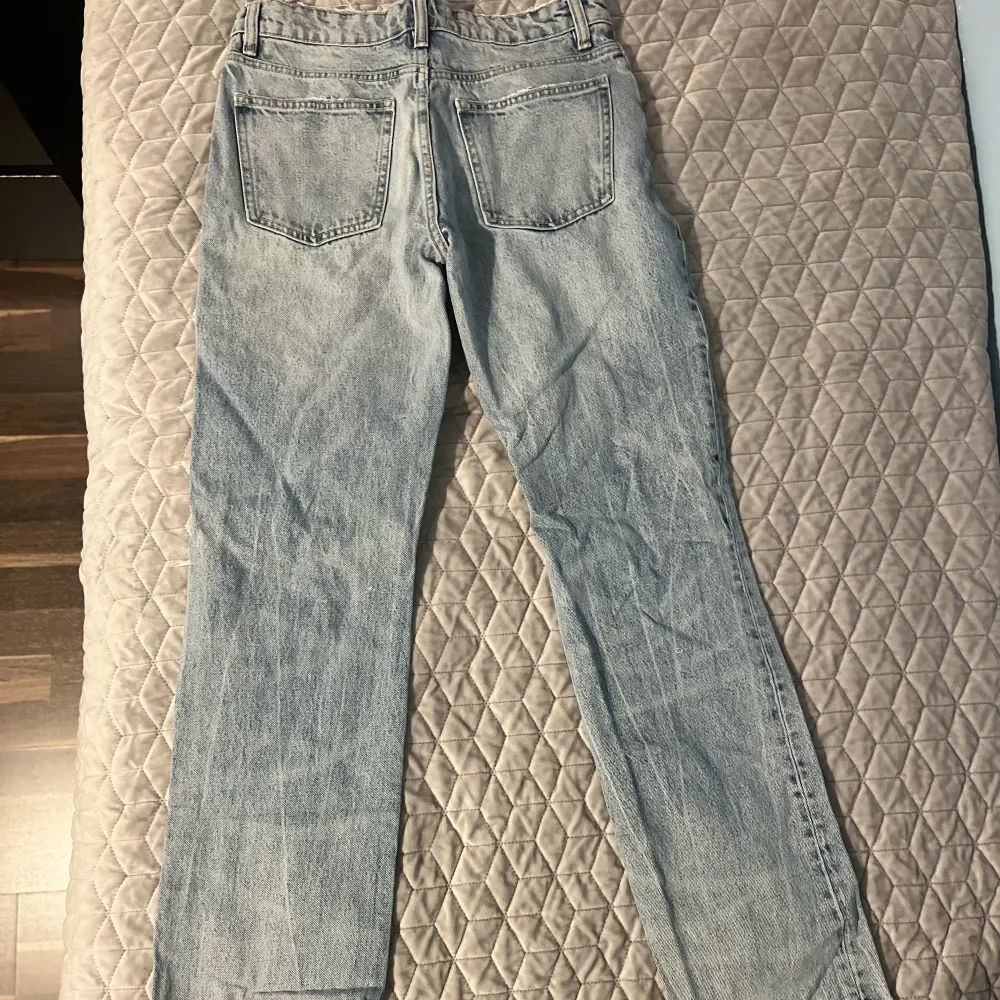 Baggy jeans från zara. Pris kan diskuteras. Säljer pga behöver bli av med kläder . Jeans & Byxor.