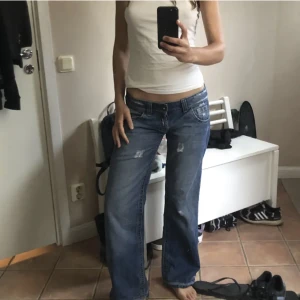 lågmidjade baggy jeans  - ett par super snygga lågmidjade baggy jeans! skriv för mått❤️skulle uppskatta att de är i stlk 36 då de passar mig perfekt 