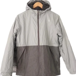 The North Face windbreaker ljusgrå - En grå The North Face windbreaker med ullig insida, därav varmare. Bekväm och bra till vintern. Storlek L. North-Face märket är lite ”tvättat” och saknar en liten bit men inte en hel bokstav. Dm för bild på det. Dm för frågor och intresse. Läs min bio
