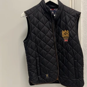 Morris väst - Säljer nu min morris väst som är använd endast ett fåtal gånger. Storlek S. Priset går att disskutera vid smidig affär. Köparen står för frakten.