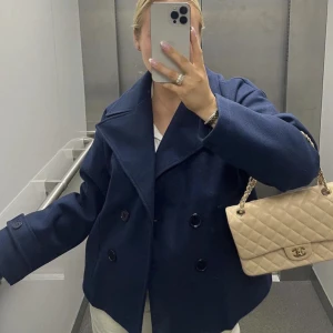 designby si kappa  - Säljer min fina mörkblåa kappa från designby si, köpte den i våras 