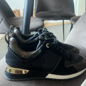 LV - Run Away Trainer - Perfekta skor som passar till allt. Nästan som nya! Box medföljer. Inköpes pris ligger på 11 600kr.