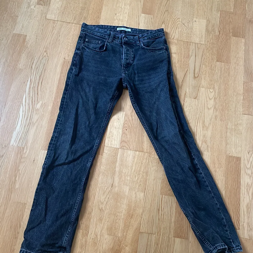Tja, säljer nu dessa shyssta svarta jeans från zara. Skicket på jeansen är bra och dem sitter väldigt skönt och snyggt. Storleken är 40 . Jeans & Byxor.