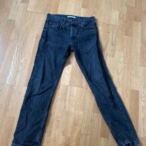 Svarta jeans  - Tja, säljer nu dessa shyssta svarta jeans från zara. Skicket på jeansen är bra och dem sitter väldigt skönt och snyggt. Storleken är 40 