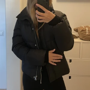 Vinterjacka - säljer denna jag köpte förra året från Nelly, fint skick, inga defekter eller liknande. Storlek 34 men passar mig som vanligtvis har s/m på jackor. Den är väldigt varm!