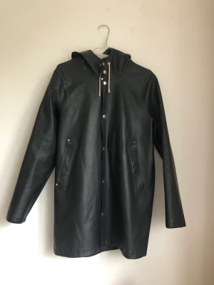 Stuterheim - Regnjacka Storlek xxs Svart Lite osäker på modell. Några fläckar på insidan. Men i fint skick! Skickas eller hämtas i Malmö 