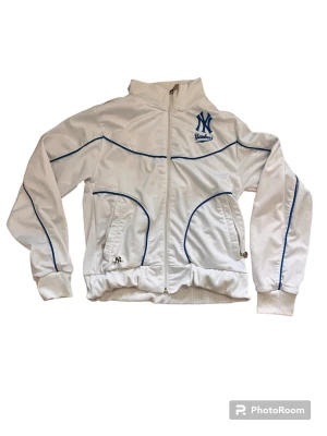 Vintage kofta - Vintage kofta storlek 16, vilket jag skulle säga passar 165-170. Beroende på hur man vill att den ska sitta. Inte i perfekt skick men i bra skick. Aldrig använd av mig då den var för liten. PM för fler bilder och frågor