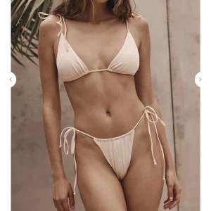 Bikini - Helt ny och såklart oanvänd. Köpt på chiquele för 399+ 449kr. Säljs tillsammans (underdel + överdel) för mycket lägre pris.