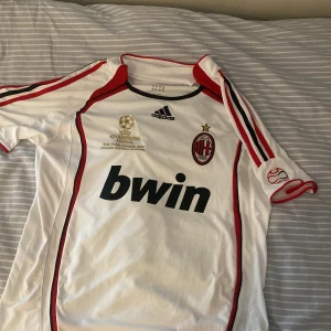 Adidas Ac Milan t-shirt - Säljer min AC Milan tröja från Champions league finalen 2007, då den är för stor. Skick 10/10. Skriv för frågor eller mer bilder.