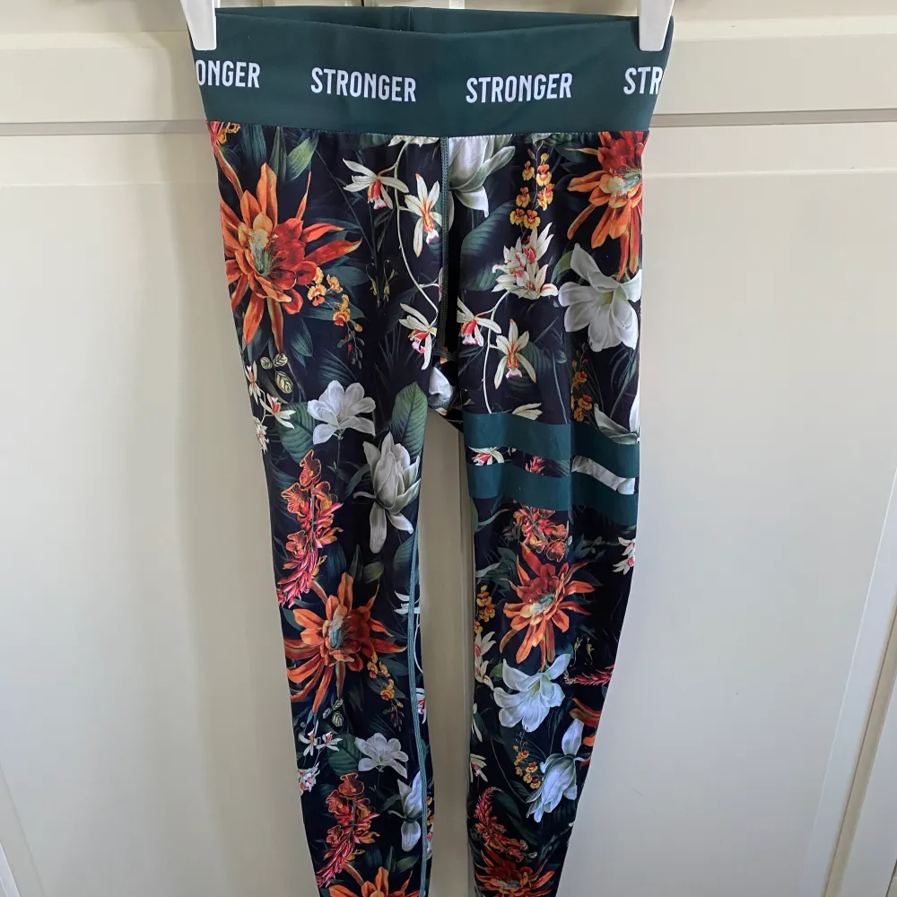 Säljer mina stronger tights! Mycket bra skick, storlek Xs. Nypris: 799kr, mitt pris: 350kr! Skriv om du har någon fråga eller vill ha fler bilder! 💞. Jeans & Byxor.