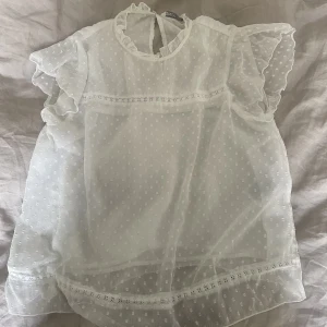 Vit festlig topp - Säljer denna super fina toppen som knappt är använd. Storlek M men känns som S
