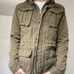 Smog Fieldjacka - En extremt fin Field jacka ifrån smog i 10/10 skick utan defekter! Storlek s! Modellen är 178 väger 68kg! Vid frågor eller funderingar är det bara att höra av sig!